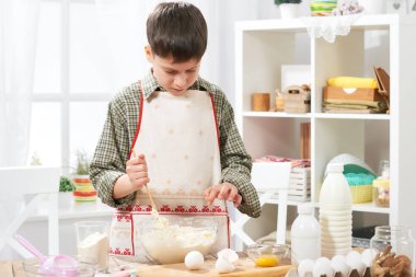 Evde yemek, hamur, çörekler ve kurabiye yapma çocuk