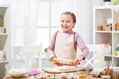 Hamur, sağlıklı gıda kavramı yapma ev mutfak pişirme kız