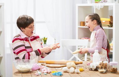 Anne ve kızı evde yemek, çörekler için hamur yapma