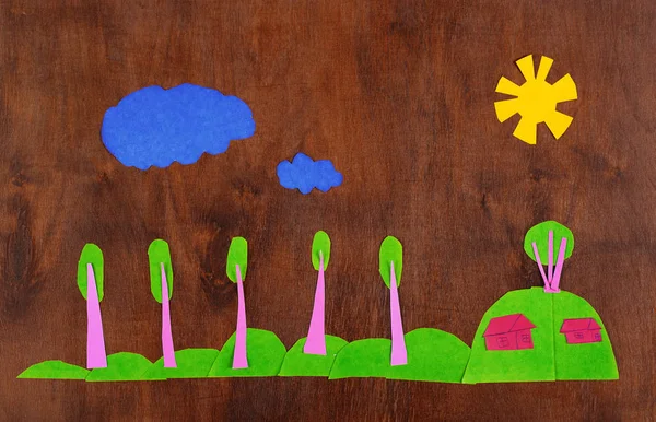 Деревня и холмы с деревьями, сельский пейзаж на деревянном фоне - приложения, сделанные ребенком — стоковое фото
