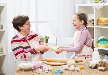 Anne ve kızı evde yemek, çörekler için hamur yapma
