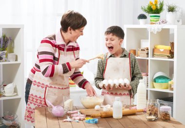 Anne ve oğlu evde yemek. Mutlu bir aile. Sağlıklı gıda kavramı