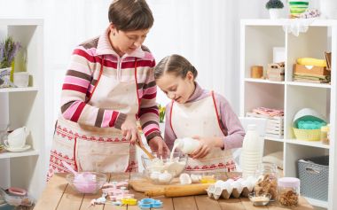 Anne ve kızı evde yemek. Sağlıklı gıda kavramı