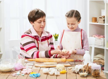 Anne ve kızı evde yemek, çörekler için hamur yapma