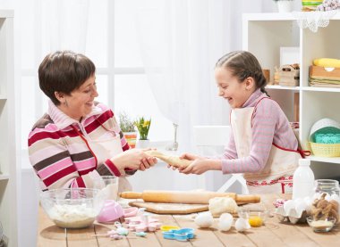 Anne ve kızı evde yemek, çörekler için hamur yapma