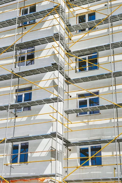 Fassade des neuen Hauses mit Gerüst, weißer Wand und Fenster — Stockfoto