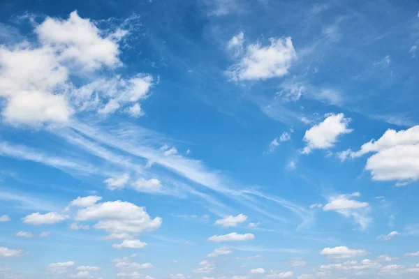 Parlak mavi gökyüzü gün yumuşak bulut ile gelen arka plan — Stok fotoğraf