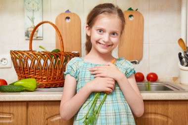 taze meyve ve sebze - sağlıklı beslenme kavramı ile ev mutfak poz kız