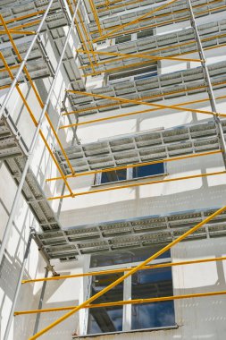 yeni bir ev, Bina dış cephe, inşaat ve onarım sanayi, beyaz duvar ve pencere, sarı boru iskele