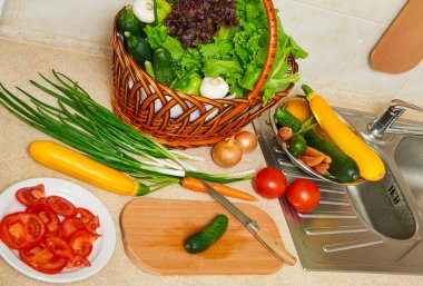 cucmber ve sebze doğrama tahtası mutfağında, sağlıklı gıda kavramı açık olduğundan