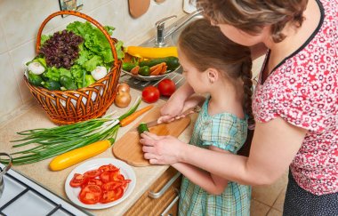 Anne ve kızı ile sebze ve meyve mutfak iç sepet. Üst ve alt. Sağlıklı gıda kavramı