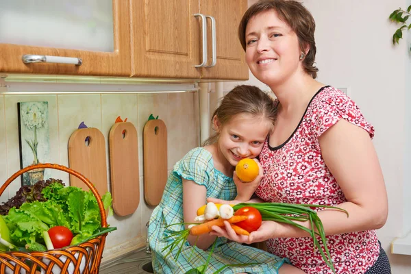 Anne ve kızı ile sebze ve meyve mutfak iç sepet. Üst ve alt. Sağlıklı gıda kavramı