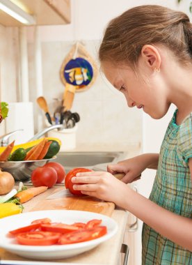 Domates doğrama ev mutfak pişirme kız çocuk. Sebze ve meyve mutfak iç sepet. Sağlıklı gıda kavramı