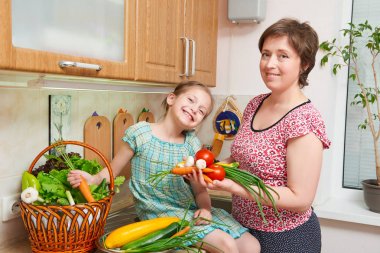 Anne ve kızı yemek. Sebze ve meyve mutfak iç sepet. Üst ve alt. Sağlıklı gıda kavramı