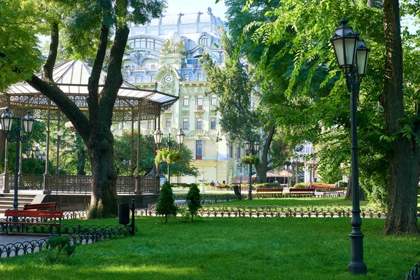 Şehir Parkı yaz, parlak güneşli, yeşil ağaçlar ve gölgeler — Stok fotoğraf