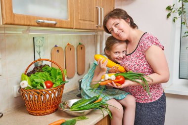 Anne ve kızı ile sebze ve meyve mutfak iç sepet. Üst ve alt. Sağlıklı gıda kavramı