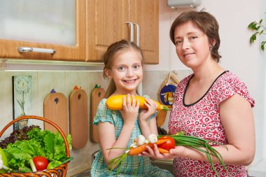 Anne ve kızı ile sebze ve meyve mutfak iç sepet. Üst ve alt. Sağlıklı gıda kavramı