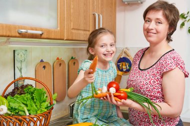 Anne ve kızı yemek. Sebze ve meyve mutfak iç sepet. Üst ve alt. Sağlıklı gıda kavramı