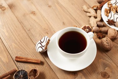 Fincan kahve ve kurabiye ahşap arka plan, baharat ve Dekorasyon, metin, üstten görünüm, retro tarzı için boş alan
