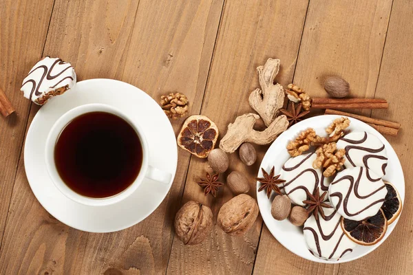 Tazza di caffè e biscotti su sfondo di legno, spezie e decorazioni, spazio vuoto per testo, vista dall'alto, stile retrò — Foto Stock