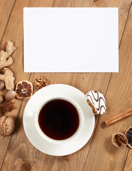 Tazza di caffè e biscotti su sfondo di legno, spezie e decorazioni, foglio bianco per testo, vista dall'alto, stile retrò — Foto Stock