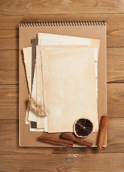 Παλιό φύλλο χαρτιού σε ξύλινο υπόβαθρο, μπαχαρικών και διακόσμηση, το top view, ρετρό στυλ — Φωτογραφία Αρχείου