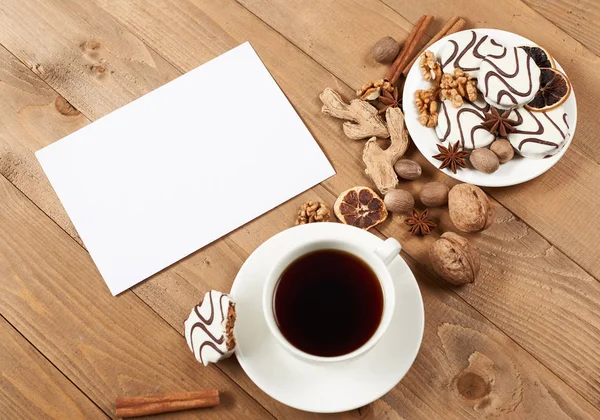 Tazza di caffè e biscotti su sfondo di legno, spezie e decorazioni, foglio bianco per testo, vista dall'alto, stile retrò — Foto Stock