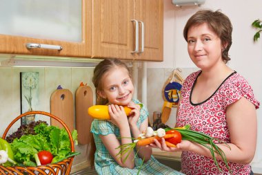 Anne ve kızı ile sebze ve meyve mutfak iç sepet. Üst ve alt. Sağlıklı gıda kavramı