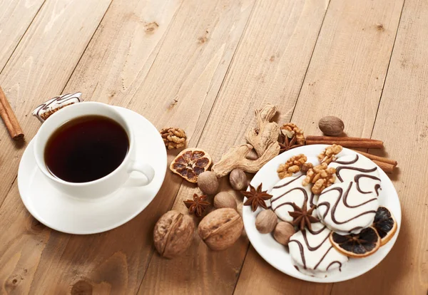 Tazza di caffè e biscotti su sfondo di legno, spezie e decorazioni, spazio vuoto per testo, vista dall'alto, stile retrò — Foto Stock