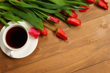 ahşap kurullarında, kahve, kavram retro tarzında tebrik laleler vardır