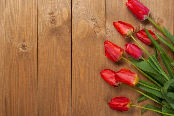 Les tulipes sont sur des planches vierges en bois - amour et concept de vacances — Photo