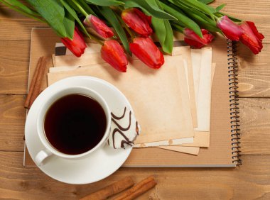 ahşap kurullarında, kahve, eski sayfa metin, kavram retro tarzında tebrik için boş kağıt Lale vardır