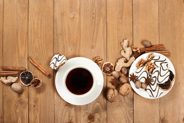 Fincan kahve ve kurabiye ahşap arka plan, baharat ve Dekorasyon, metin, üstten görünüm, retro tarzı için boş alan — Stok fotoğraf