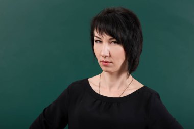 Tebeşir masa, öğrenme kavramı, yeşil renkli, stüdyo çekim tarafından poz sıkı kız öğretmen