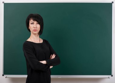 sıkı öğretmen tebeşir masa, öğrenme kavramı, yeşil renkli, stüdyo çekim tarafından poz