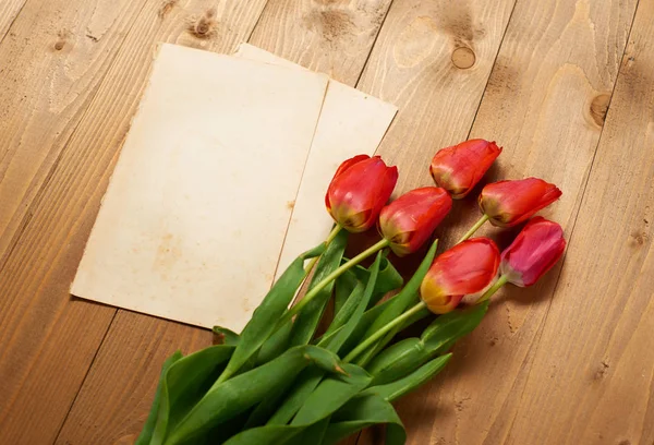 Tulipány jsou na dřevěných desek, Starý list papíru s místem pro text - Dovolená a pozdrav koncepce — Stock fotografie