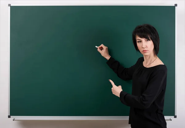 Strenge leraar poseren door krijt Board, leren concept, de groene achtergrond, Studio-opname — Stockfoto