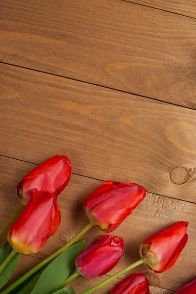 Les tulipes sont sur des planches vierges en bois - amour et concept de vacances — Photo