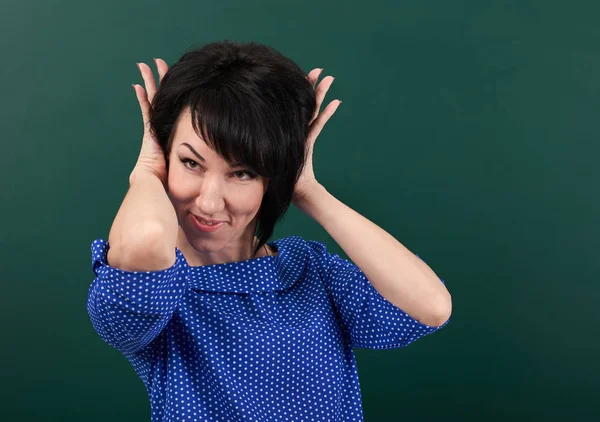 Mujer profesora posando por tiza Junta, concepto de aprendizaje, fondo verde, plano de estudio — Foto de Stock