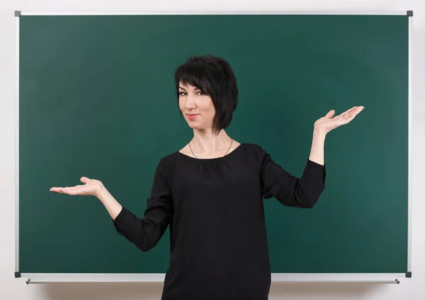 Teacher show anything on chalk board, learning concept, green background, Studio shot — Stock Photo, Image