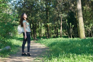 Kız yürüyüş boyunca orman iz ve doğa fotoğraf çekimi