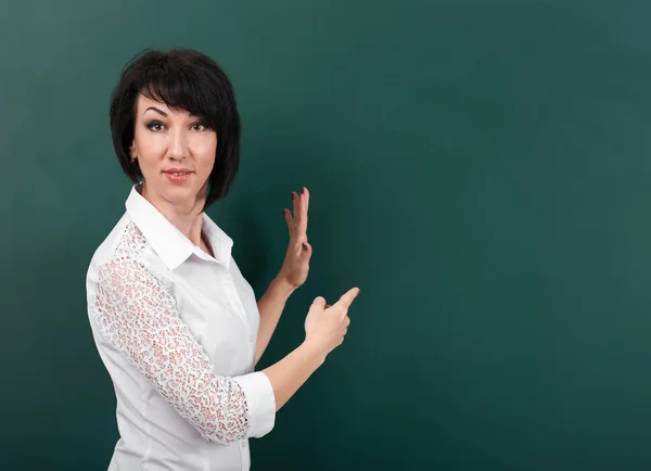 Vrouw die zich voordeed en het uiten van verschillende emoties op schoolbestuur achtergrond, leren concept, Studio opname — Stockfoto