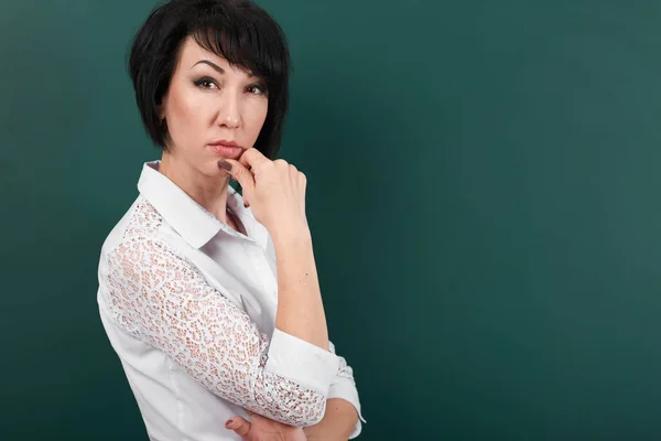 Mujer posando y pensando en la escuela Fondo de la junta, concepto de aprendizaje, plano de estudio — Foto de Stock