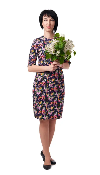 Vrouw met lila bloemen die zich voordeed op witte achtergrond — Stockfoto
