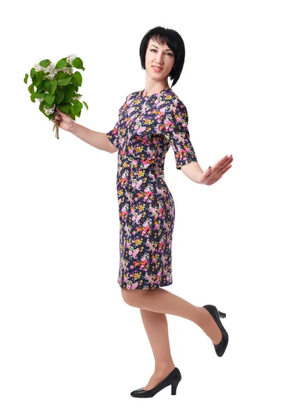 Mujer con flores lila posando sobre fondo blanco — Foto de Stock