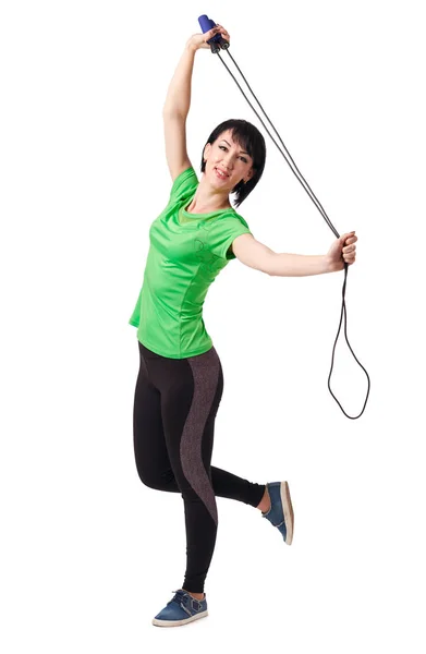 Дівчина позує з пропускаючою мотузкою в студії, ізольована на білому тлі, спорті та концепції здоров'я — стокове фото