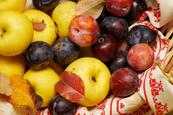 Las frutas y hortalizas con las calabazas, las manzanas, el maíz, las nueces, las setas, las bayas - la cosecha otoñal y el concepto sano de la comida. Hojas amarillas. Bodegón sobre fondo de madera . — Foto de Stock