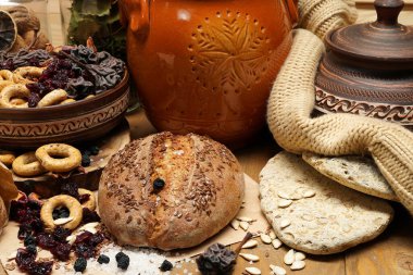 taze ekmek, simit, kurutulmuş meyve, tohumlar, tuz, kavanoz ve buğday - hala hayat ve sağlıklı beslenme kavramı