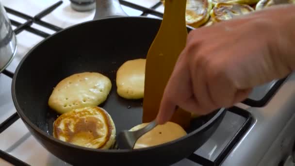 Pannenkoeken Bakken Huiskeuken Deeg Hete Pan Fornuis — Stockvideo