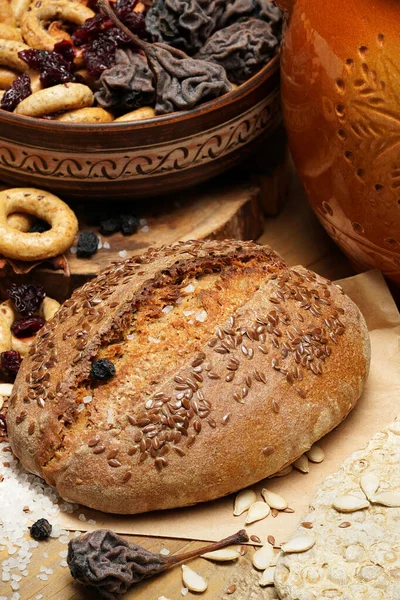 Taze ekmek, simit, kurutulmuş meyve, tohumlar, tuz, kavanoz ve buğday - hala hayat ve sağlıklı beslenme kavramı — Stok fotoğraf